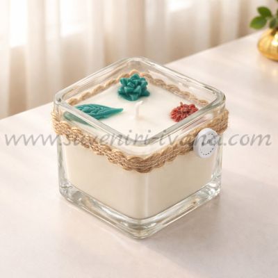 Ръчно изработена свещ от натурален восък с декоративни елементи