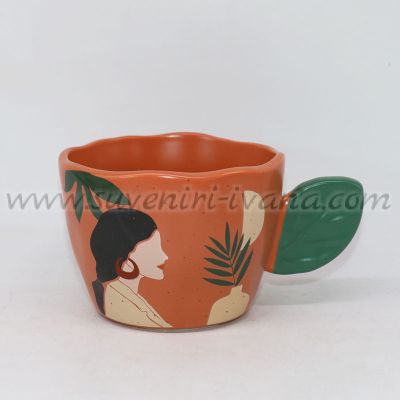 Керамична чаша с артистичен дизайн и дръжка листо – кафяв модел с момиче