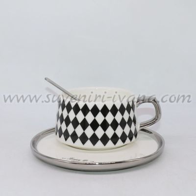 комплект чаша с чинийка и лъжичка на черно-бели ромбове
