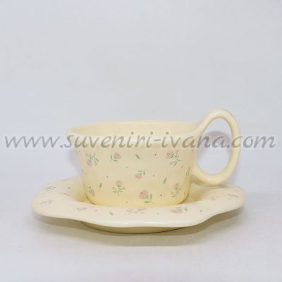 Комплект чаша с чинийка на малки лилави цветя