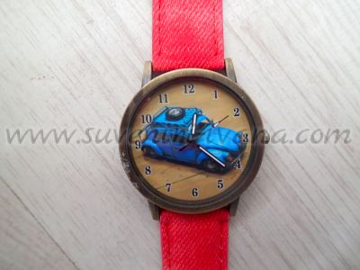 Часовник за ръка в стил винтидж с ретро автомобил на циферблата