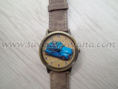 Часовник за ръка в стил винтидж с ретро автомобил на циферблата