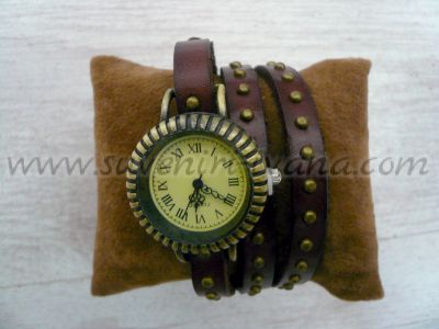 Часовник гривна в стил винтидж с кожена каишка и капси
