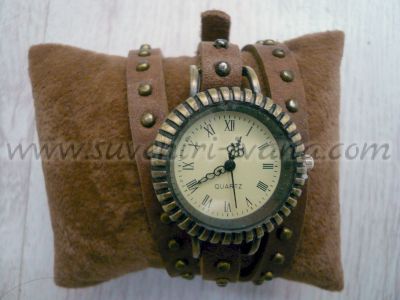 Часовник гривна в стил винтидж с кожена каишка и капси