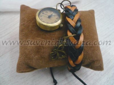 Часовник гривна в стил винтидж с кожена каишка и винтидж елементи