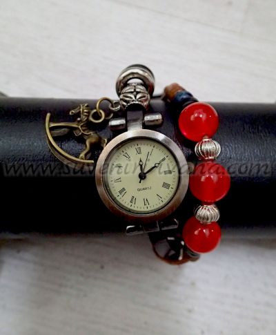 Часовник-гривна с кожена каишка, мъниста и метален елемент конче