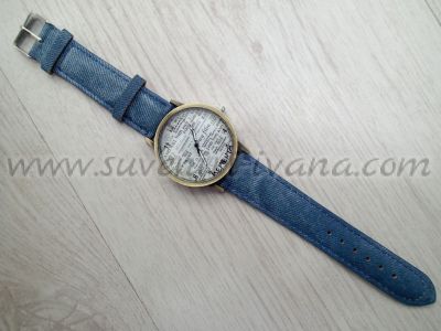 Часовник за ръка в стил винтидж с изрезки от вестник на циферблата