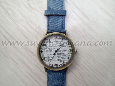 Часовник за ръка в стил винтидж с изрезки от вестник на циферблата