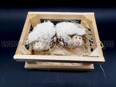 Керамични овце с гъста вълна и ръчна декорация в дървена кошарка 12,0 х 9,5 х 5,5 см.