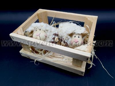 Керамични овце с гъста вълна и ръчна декорация в дървена кошарка 12,0 х 9,5 х 5,5 см.