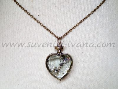 Винтидж колие стъклено сърце с ключе и перли с метален обков