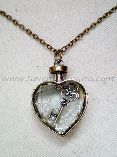 Винтидж колие стъклено сърце с ключе и перли с метален обков