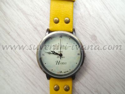 часовник за ръка с жълта каишка