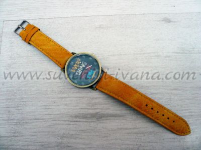 ръчен часовник с жълта каишка