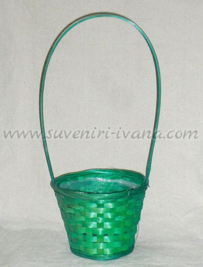 зелена плетена кошница за декорация